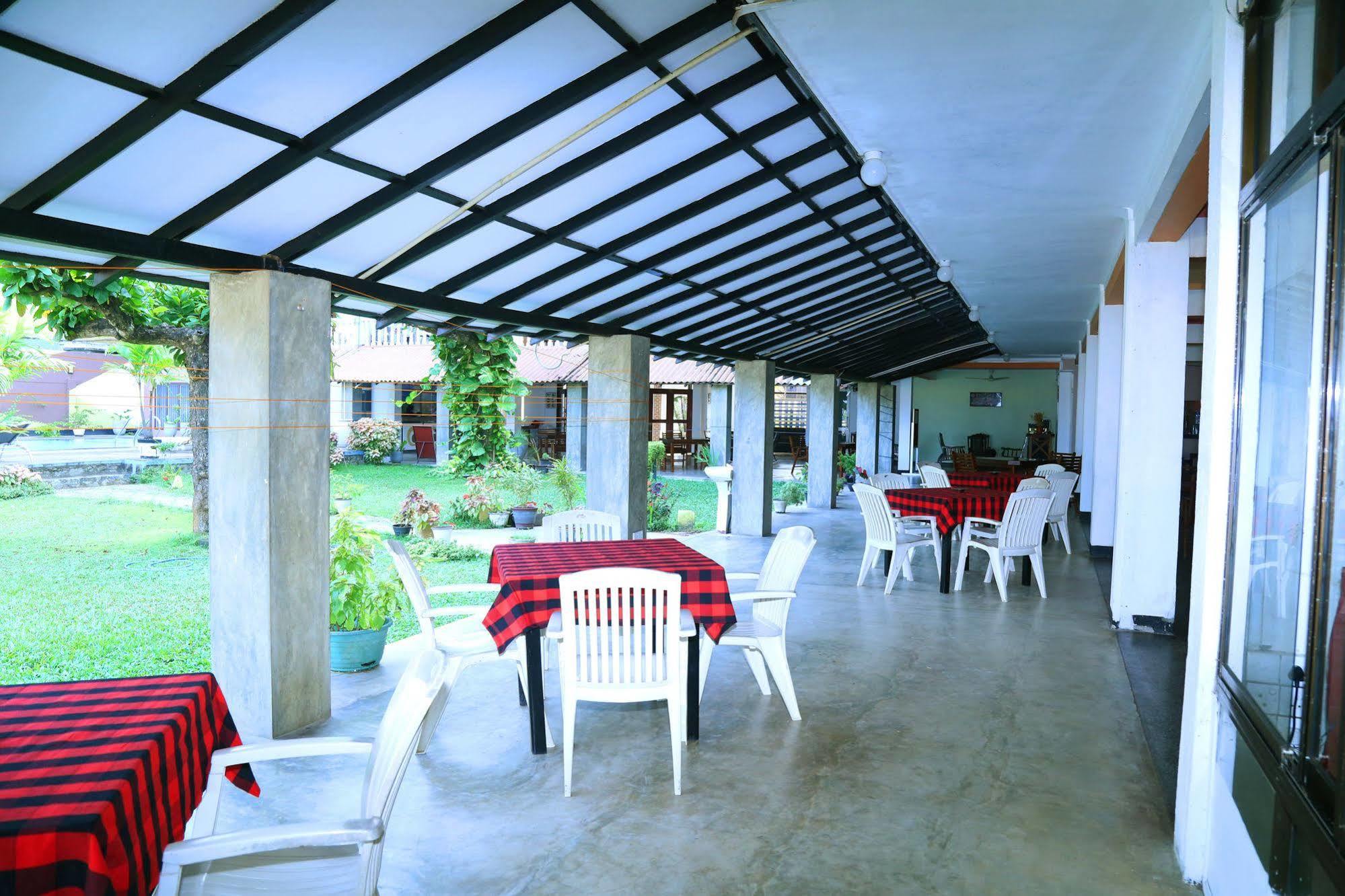 Topaz Beach Hotel Negombo Exterior foto